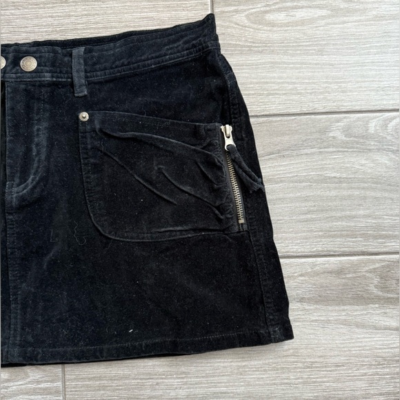 Guess Jeans|Vintage y2k black micro mini skirt in velvet corduroy fabric•••30 - Picture 2 of 10